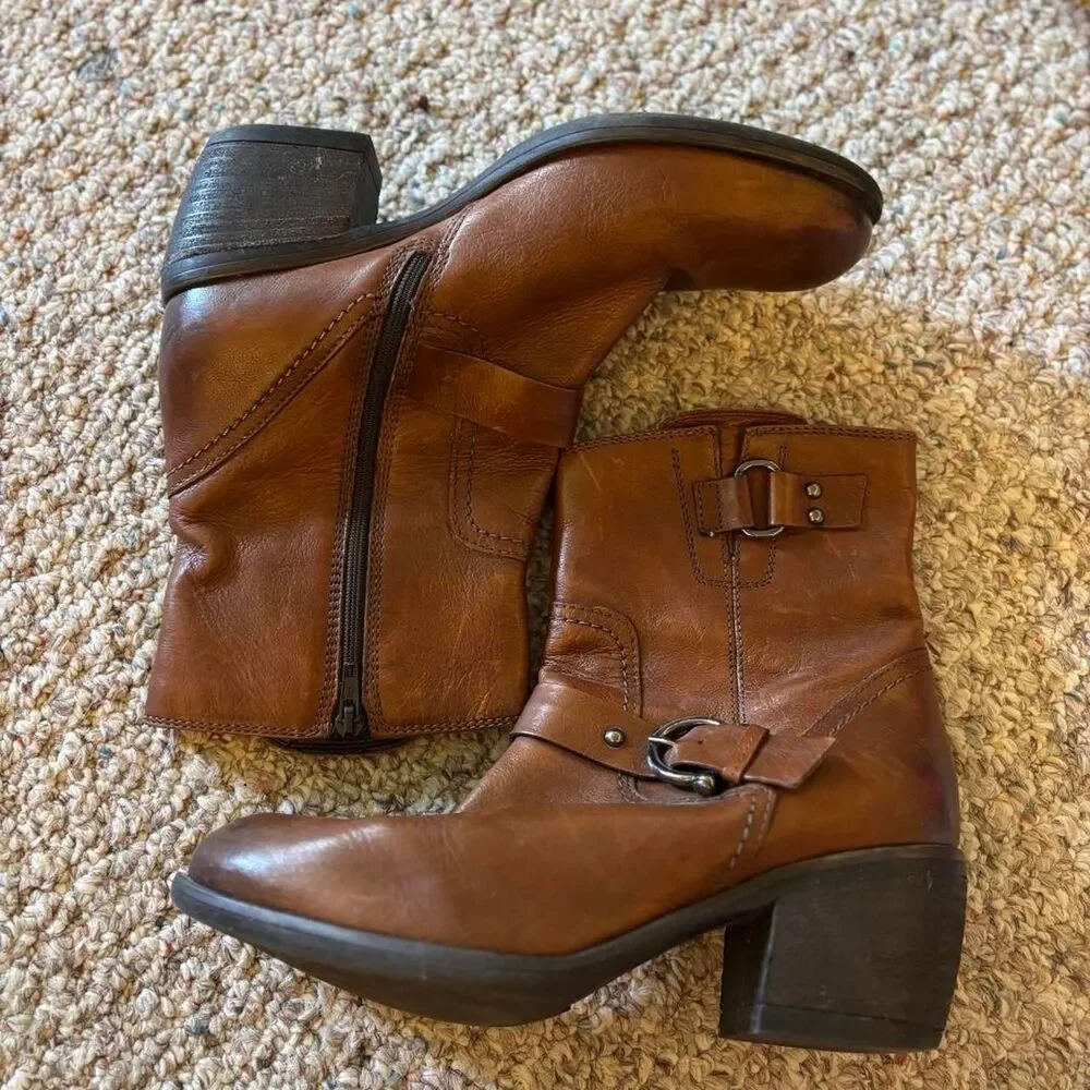 Clarks Women's Brown and Tan Boots